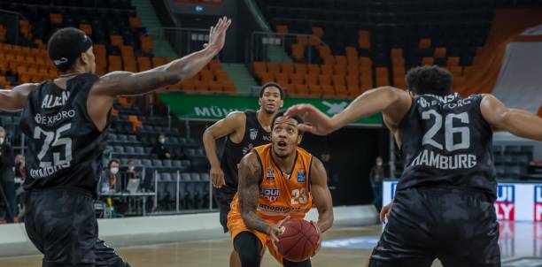 乔治再度坑惨76人，快船球迷偷笑交易明智