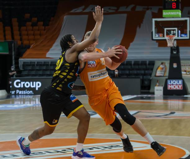 巴萨应该更 巴萨应该更